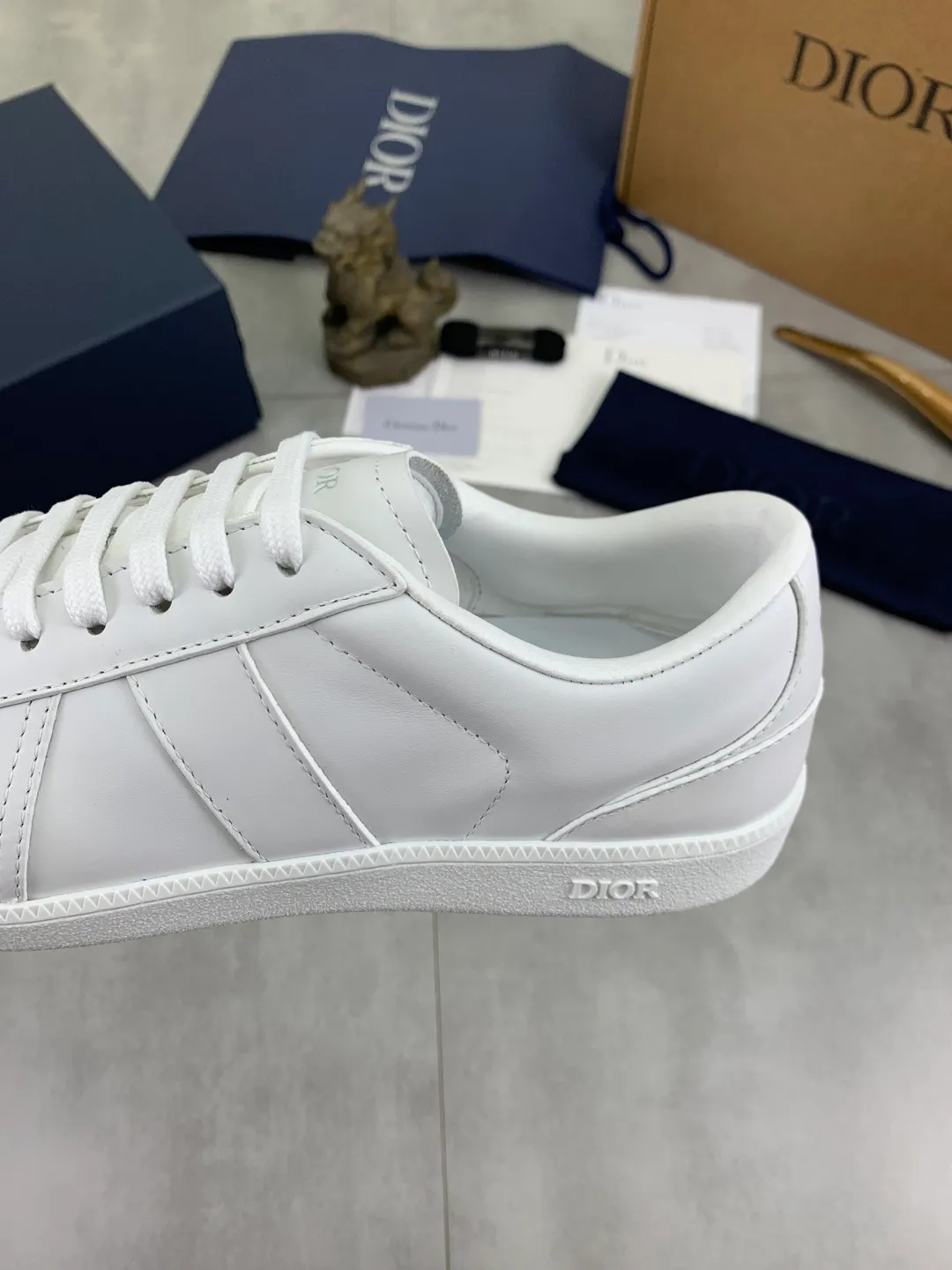 Men's men's shoes 💰P542 New Dior B01 top version of moral training shoes! ! ! White first-layer cowhide, fully oiled upper, original TPU molded outsole. New to the Fall 2025 collection, this sneaker marks the return of Dior’s classic style, reinterpreted in a stylish and elegant silhouette. Crafted from white smooth first-grain cowhide with a tonal silk sheepskin lining, it features the Dior logo on the tongue and inner sides, and a CD icon on the heel. Paired with Tpu anti-slip soles of the same color, it can be matched with various styles to create a sophisticated look.  Code number: 39-45 Complete package with airplane box